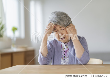 80多歲的女子抱頭 80多歲的女子抱頭 115866427