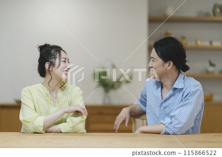 Image of a smiling couple in their 40s 115866522