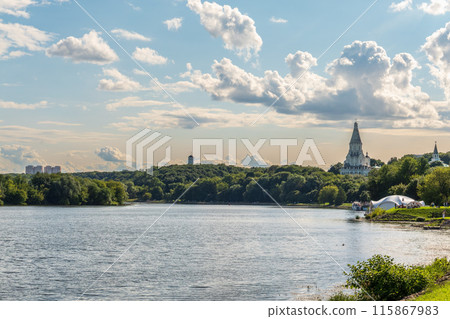 Church of Anscension and the Moskva River in Kolomenskoye park in Moscow, Russia 115867983