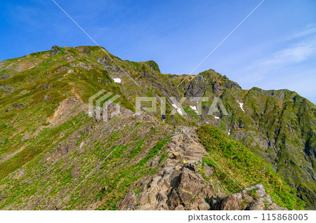 群馬縣初夏，登山者正在攀登谷川岳西九郎山脊的陡峭山脊 115868005