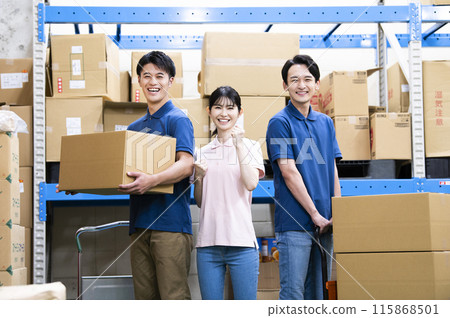 倉庫員工工作合影 115868501