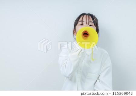 女孩用擴音器大喊 | 左空間 女孩用擴音器大喊 | 左空間 115869042