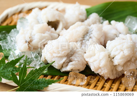 將海鰻放入濾鍋中 將海鰻放入濾鍋中 115869069