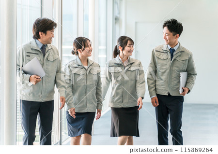 穿著工作服走在辦公室走廊上的商人和婦女（老闆、下屬、團隊、同事） 115869264