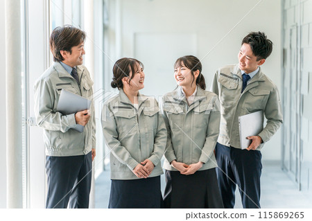 Businessmen and women in work clothes walking in the office hallway (bosses, subordinates, teams, colleagues) 115869265