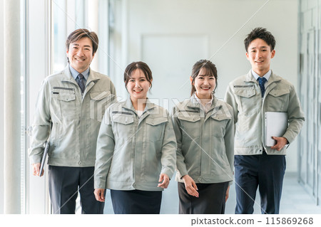 製造、建築、運輸和建築業的男女員工穿著工作服。 115869268