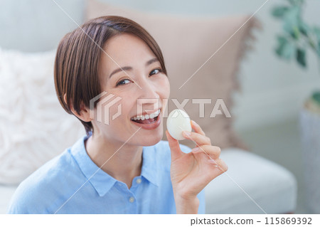 女人吃水煮蛋 女人吃水煮蛋 115869392