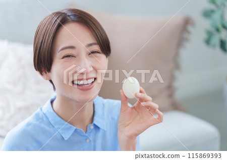 女人吃水煮蛋 女人吃水煮蛋 115869393