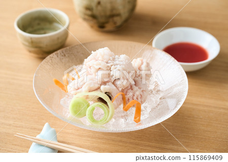 海鰻海鰻滴在玻璃碗中 海鰻海鰻滴在玻璃碗中 115869409