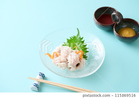 海鰻海鰻滴在玻璃碗中 海鰻海鰻滴在玻璃碗中 115869516