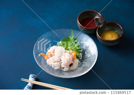 海鰻海鰻滴在玻璃碗中 海鰻海鰻滴在玻璃碗中 115869517