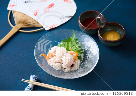 海鰻海鰻滴在玻璃碗中 海鰻海鰻滴在玻璃碗中 115869518