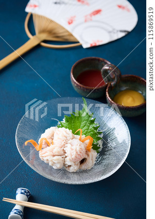 海鰻海鰻滴在玻璃碗中 海鰻海鰻滴在玻璃碗中 115869519