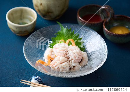 海鰻海鰻滴在玻璃碗中 海鰻海鰻滴在玻璃碗中 115869524