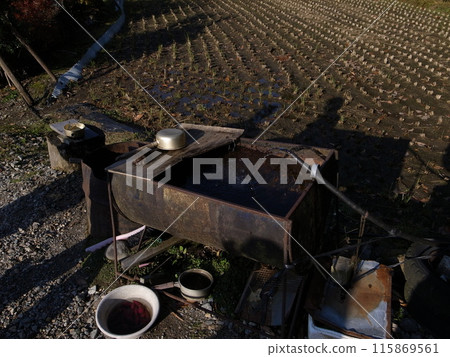 Decayed water tank 115869561