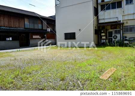 Vacant lot in a residential area 115869691