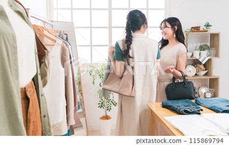 一位女士在服飾店買衣服 一位女士在服飾店買衣服 115869794
