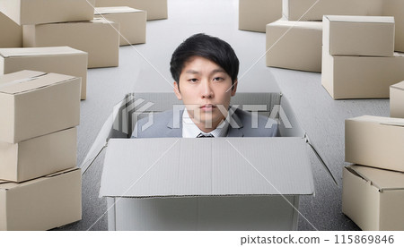 重組形象：男員工被丟進紙箱 115869846