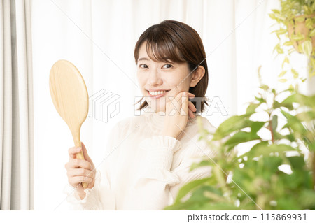 美麗：窗邊拿著鏡子的女人 115869931