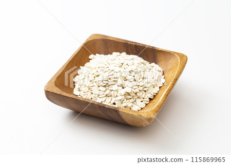 白色背景上的胚芽燕麥片 115869965