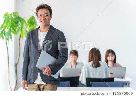 帶筆記型電腦的商人(換工作/再就業/系統工程師/程式設計師) 帶筆記型電腦的商人(換工作/再就業/系統工程師/程式設計師) 115870009