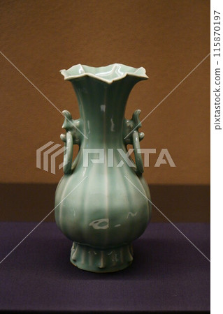 6832　Celadon bellflower double-eared vase 115870197
