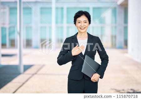 帶著微笑的筆記本電腦的中層女商人 115870718