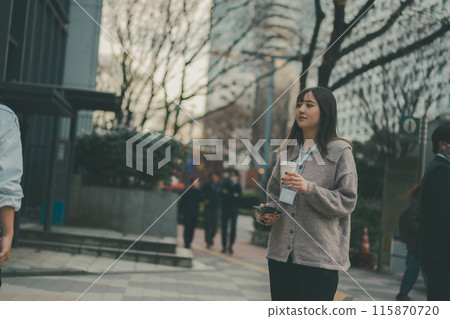 20多歲的白領女士午休時間從便利商店回來的場景 115870720