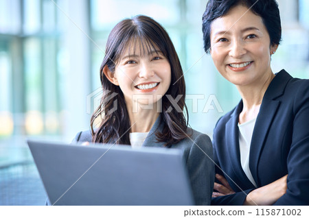 年輕女子和老闆看著筆記型電腦 年輕女子和老闆看著筆記型電腦 115871002
