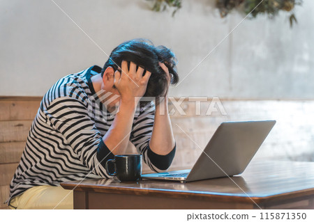 亞洲男子在咖啡館/餐廳看著電腦時抱著頭(破產/破產/絕望/震驚) 亞洲男子在咖啡館/餐廳看著電腦時抱著頭(破產/破產/絕望/震驚) 115871350
