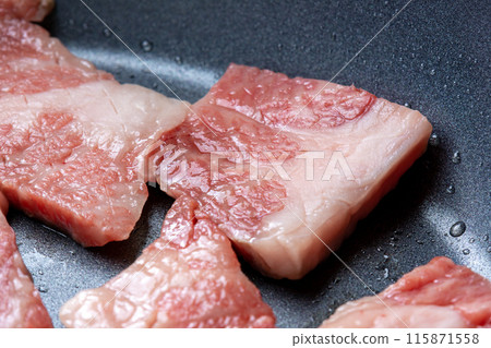 煎鍋裡烤牛肉的烹飪場景特寫。 煎鍋裡烤牛肉的烹飪場景特寫。 115871558