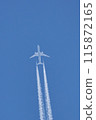 在藍天中閃耀的凝結尾跡 115872165