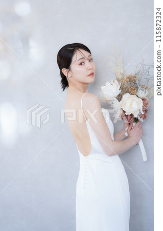 一個穿著漂亮白色連身裙、露背的女人的輪廓,看著鏡頭,背部特寫,美容院,脫毛,減肥 一個穿著漂亮白色連身裙、露背的女人的輪廓,看著鏡頭,背部特寫,美容院,脫毛,減肥 115872324