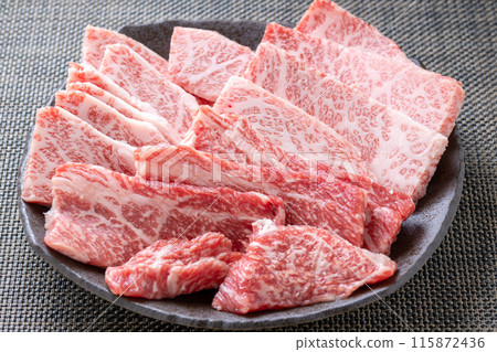 烤肉什錦牛肉(hiuchi、腰肉、三角肋排)。 烤肉什錦牛肉(hiuchi、腰肉、三角肋排)。 115872436