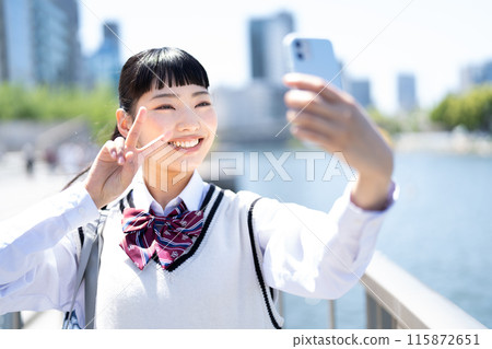 採取selfie的高中女孩 115872651