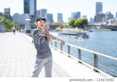 Women stretching 115872682
