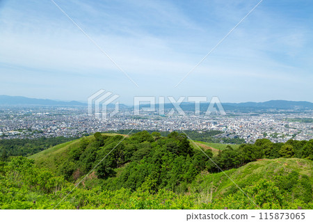 從奈良縣若草山看奈良市的風景 從奈良縣若草山看奈良市的風景 115873065