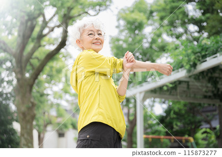 一位精力充沛的高級女性進行熱身運動的形象。 一位精力充沛的高級女性進行熱身運動的形象。 115873277