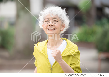一位白髮老年女性在公園或戶外運動或跑步、活躍的老年人的上半身特寫 115873278
