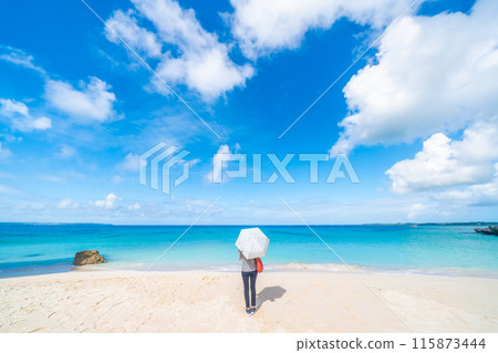 宮古島海和打陽傘的女人 115873444