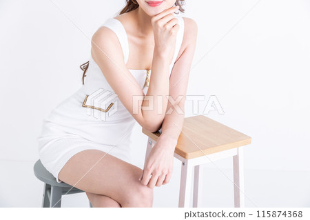 穿著緊身連身裙的女人 115874368