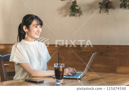 亞洲女商人遠程辦公和在咖啡館或咖啡店使用電腦工作 115874598