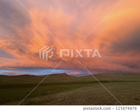 夕陽下的草原 115874878