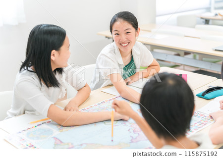 在學校和朋友一起學習的孩子(小組工作/學校保育) 在學校和朋友一起學習的孩子(小組工作/學校保育) 115875192