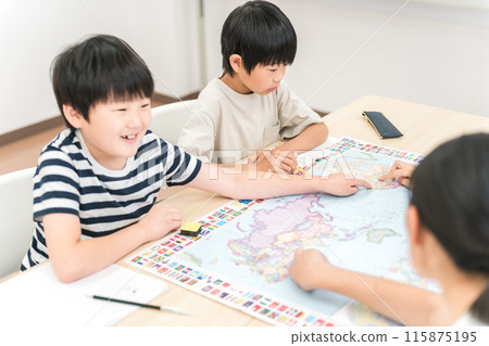 Girls studying in groups in school classrooms (elementary school students, men and women) 115875195