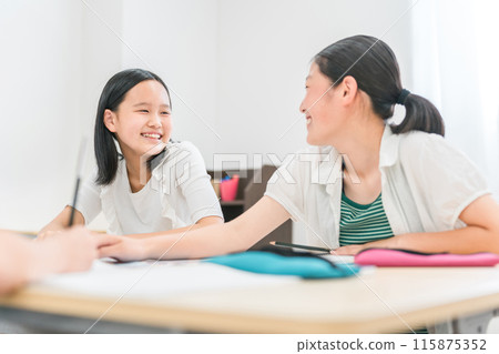 孩子們在學校與朋友一起學習（主動學習、小組合作、課後托兒服務） 115875352