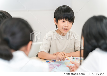 Girls studying in groups in school classrooms (elementary school students, men and women) Girls studying in groups in school classrooms (elementary school students, men and women) 115875354