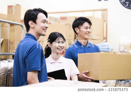 倉庫員工工作合影 115875373