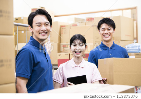 Group photo of warehouse workers 115875376