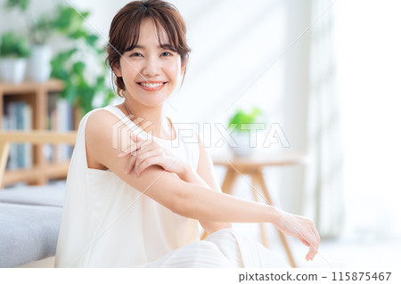 在客廳做護膚的年輕女人 115875467